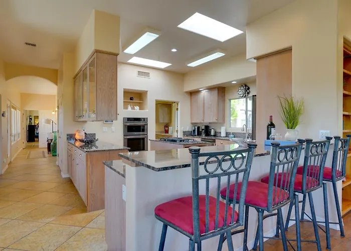 Updated W/ Panoramic Mtn Views & Pool! Holiday home