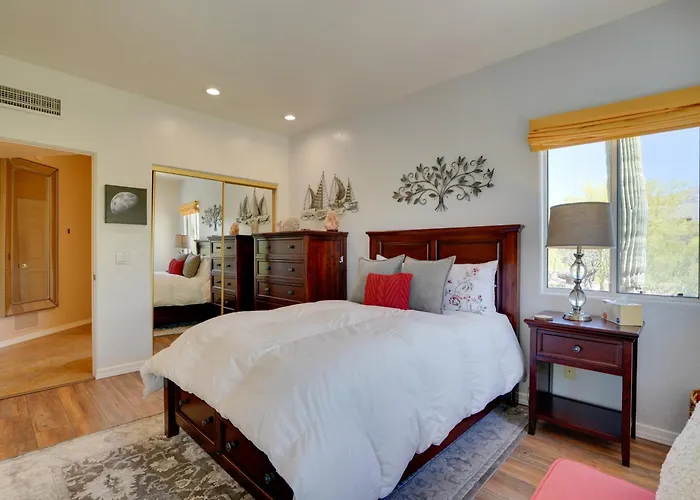 Updated W/ Panoramic Mtn Views & Pool! Holiday home *