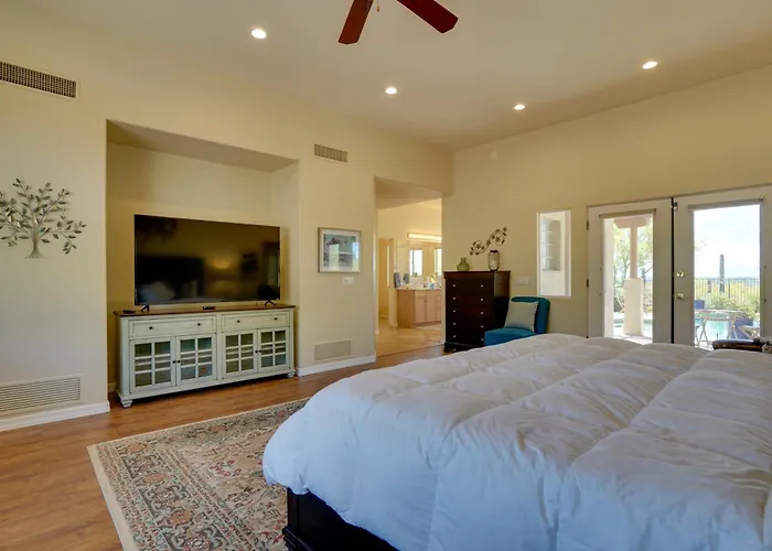 Holiday home Updated W/ Panoramic Mtn Views & Pool! *