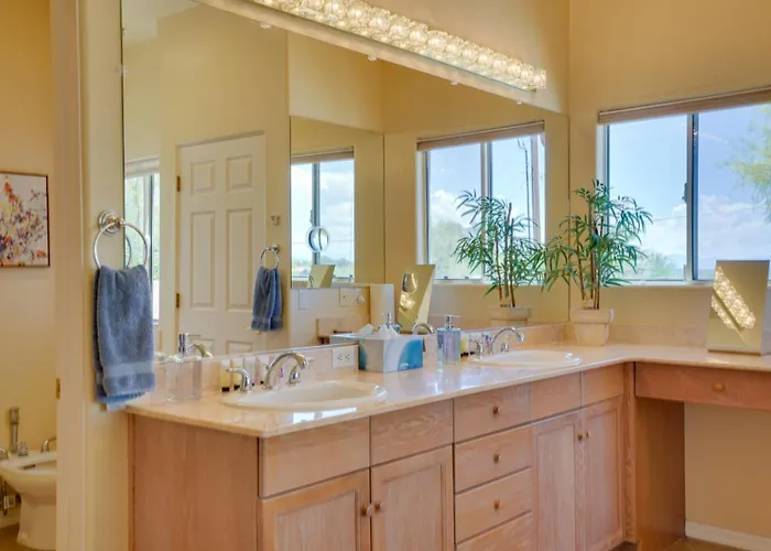 Updated W/ Panoramic Mtn Views & Pool! Holiday home *