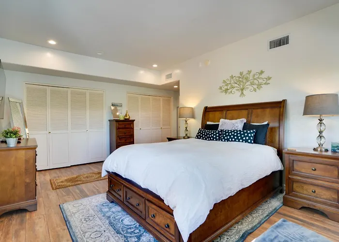 Holiday home Updated W/ Panoramic Mtn Views & Pool! *