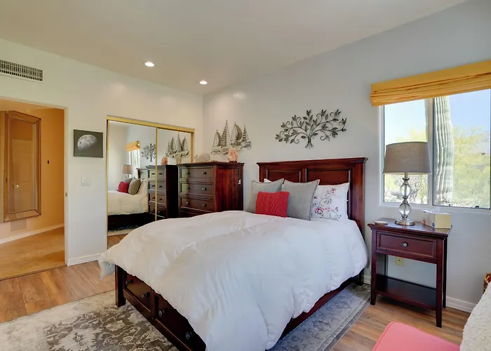 Updated W/ Panoramic Mtn Views & Pool! Holiday home *