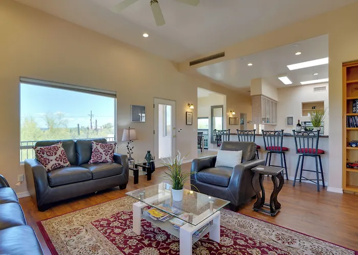 Holiday home Updated W/ Panoramic Mtn Views & Pool! Tucson